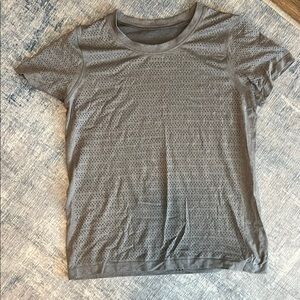 Lululemon swiftly gray mesh athletic shirt size 8 - tags removed